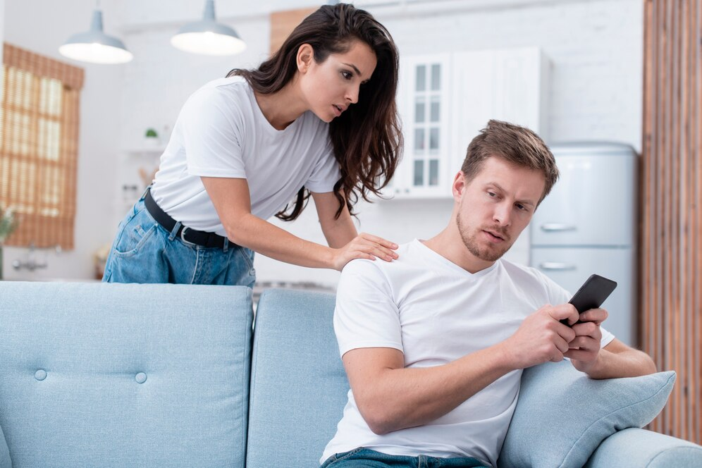 https://img.freepik.com/free-photo/woman-arguing-with-her-internet-addicted-boyfriend_23-2148397767.jpg?t=st=1721807232~exp=1721810832~hmac=3576435f4161ae297e40fce8425d9e2d17307de6ee0f74ba46b58c2be2f77829&w=996