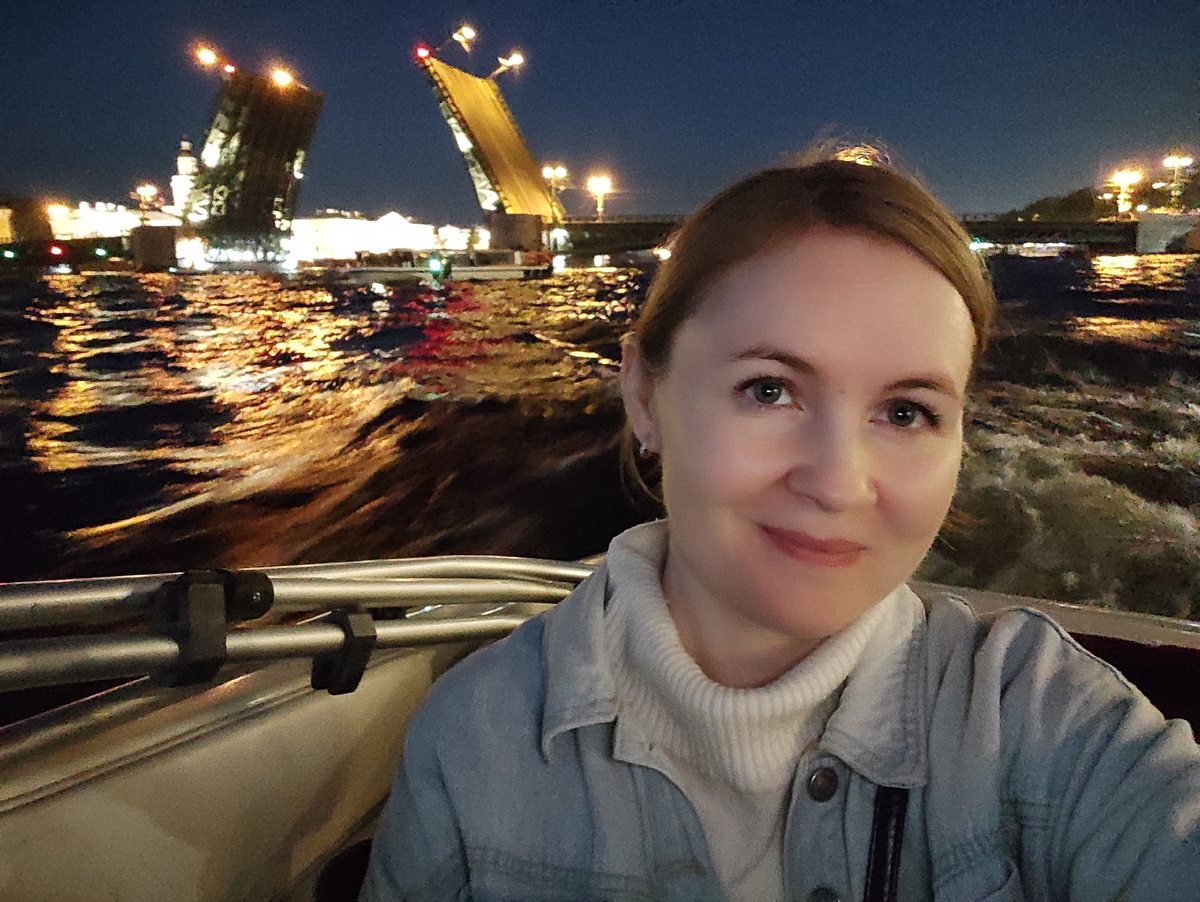 Катались на катере, смотрели разводные мосты