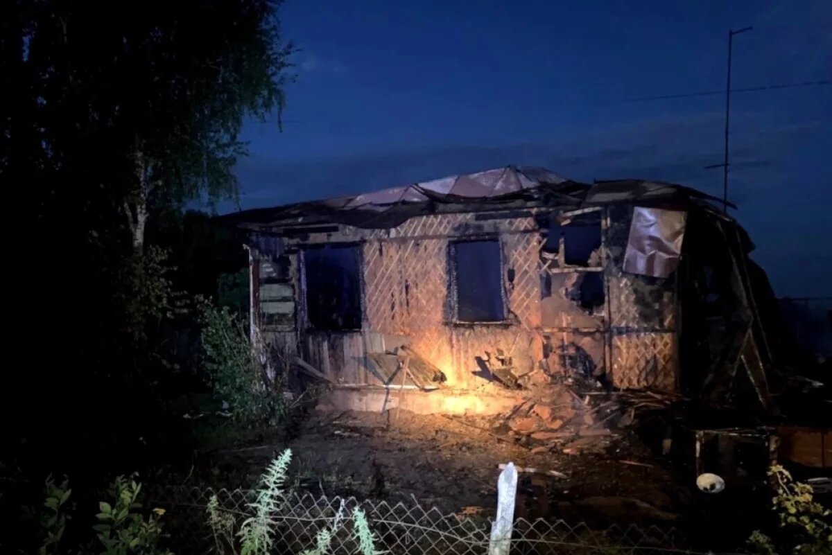    Три человека погибли на пожаре в частном доме в Тамбовской области