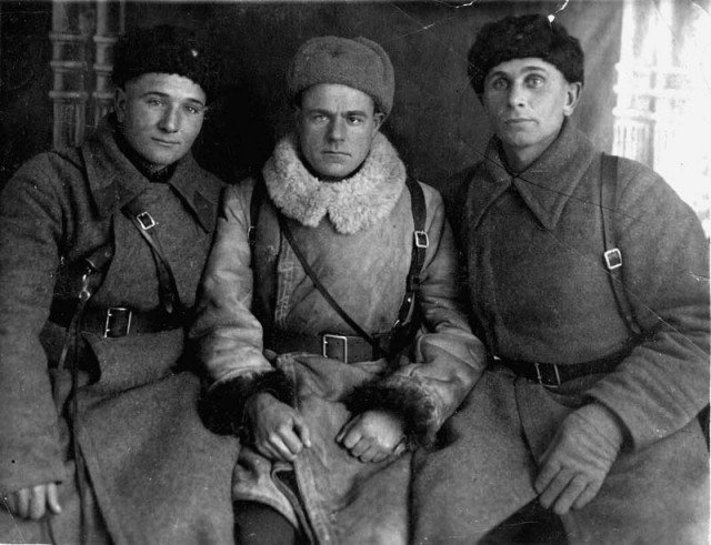 И.Ф. Титков (в центре) в партизанском отряде.