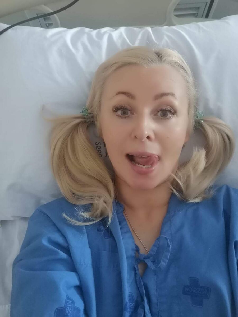 Маша из Москвы имела страховку, поэтому  лечение в госпитале и транспортировка в  Россию полностью были оплачены страховой компанией. Диагноз:  компрессионный перелом позвоночника, полученный на спидботе во время поездки на Пхи-Пхи. 