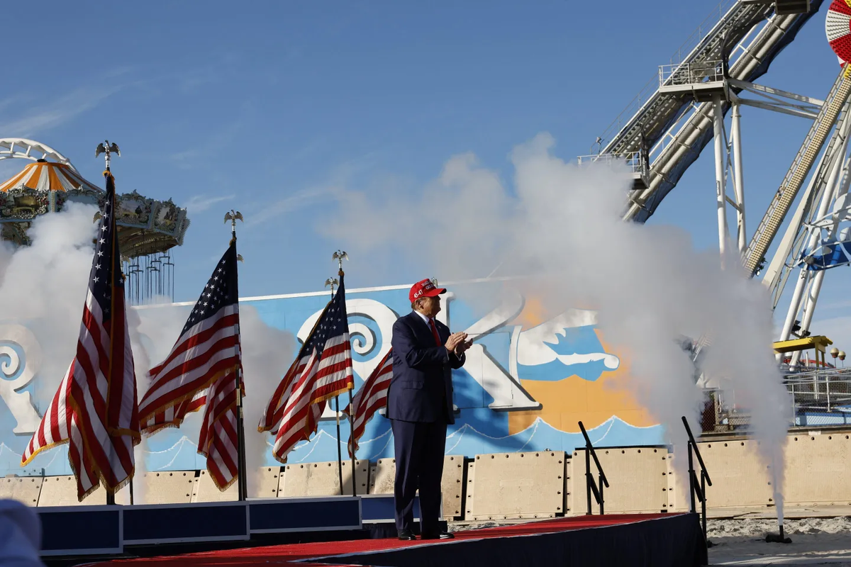 Дональд Трамп на митинге своих избирателей в Вильдвуде.