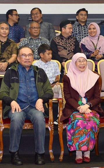 Премьер-министр Малайзии Анвар Ибрагим с женой на премьере "Хаджи-Мурата". Фото: Институт языка и культуры (DBP), Малайзия