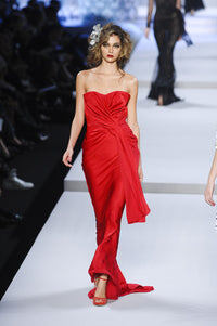 Весна 2008 Christian Dior by John Galliano Подиумный образ 53 Красное шелковое платье без бретелек