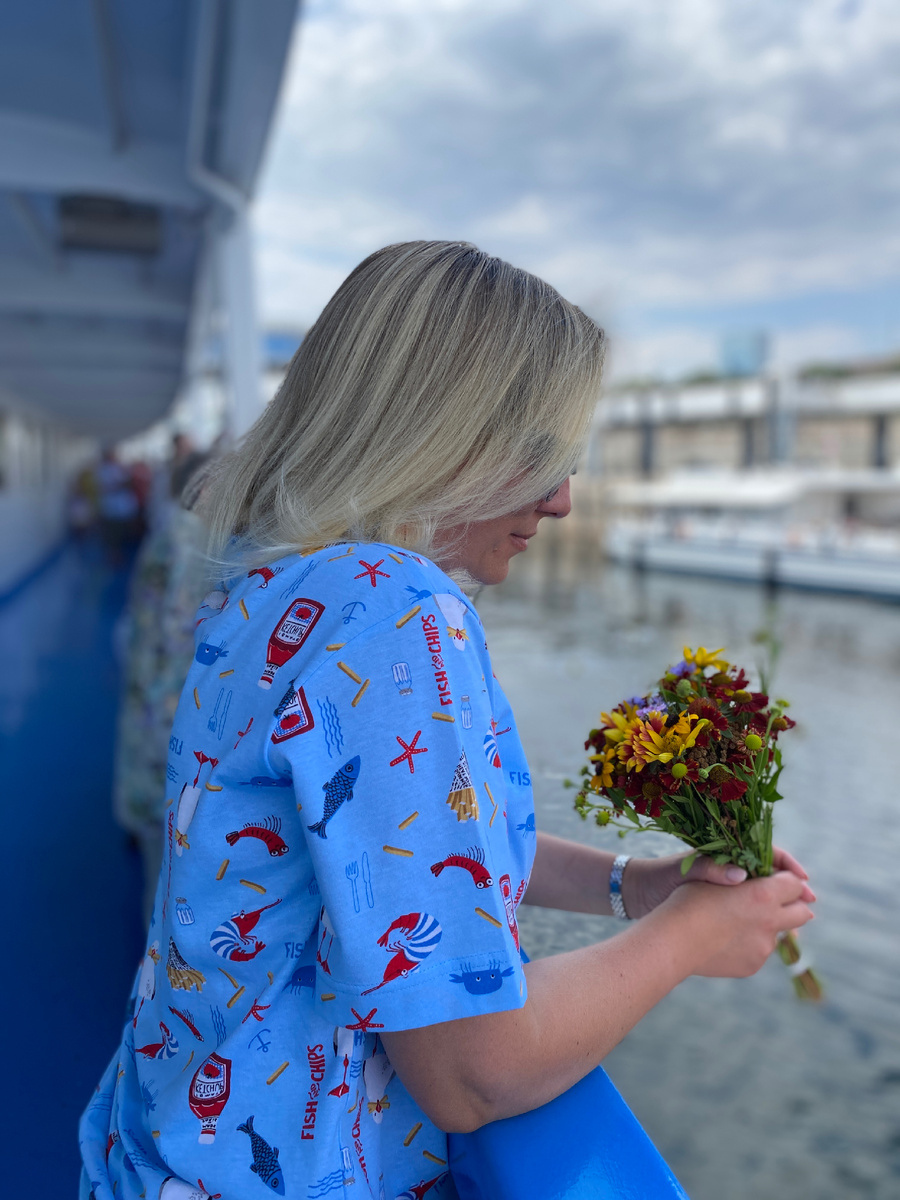 Фото автора. Специально для круиза в прошлом году я купила футболку с чайками, рыбами и креветками в тельняшках ))