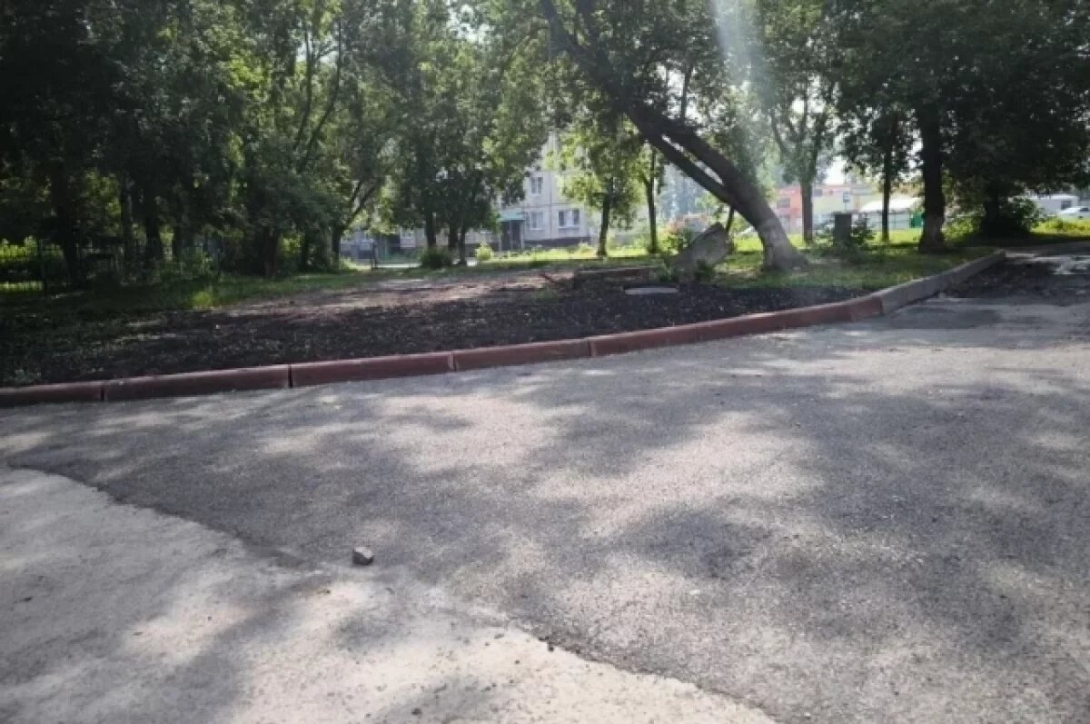    В Кемерове благоустроили двор, где весной мужчина упал в яму на дорожке
