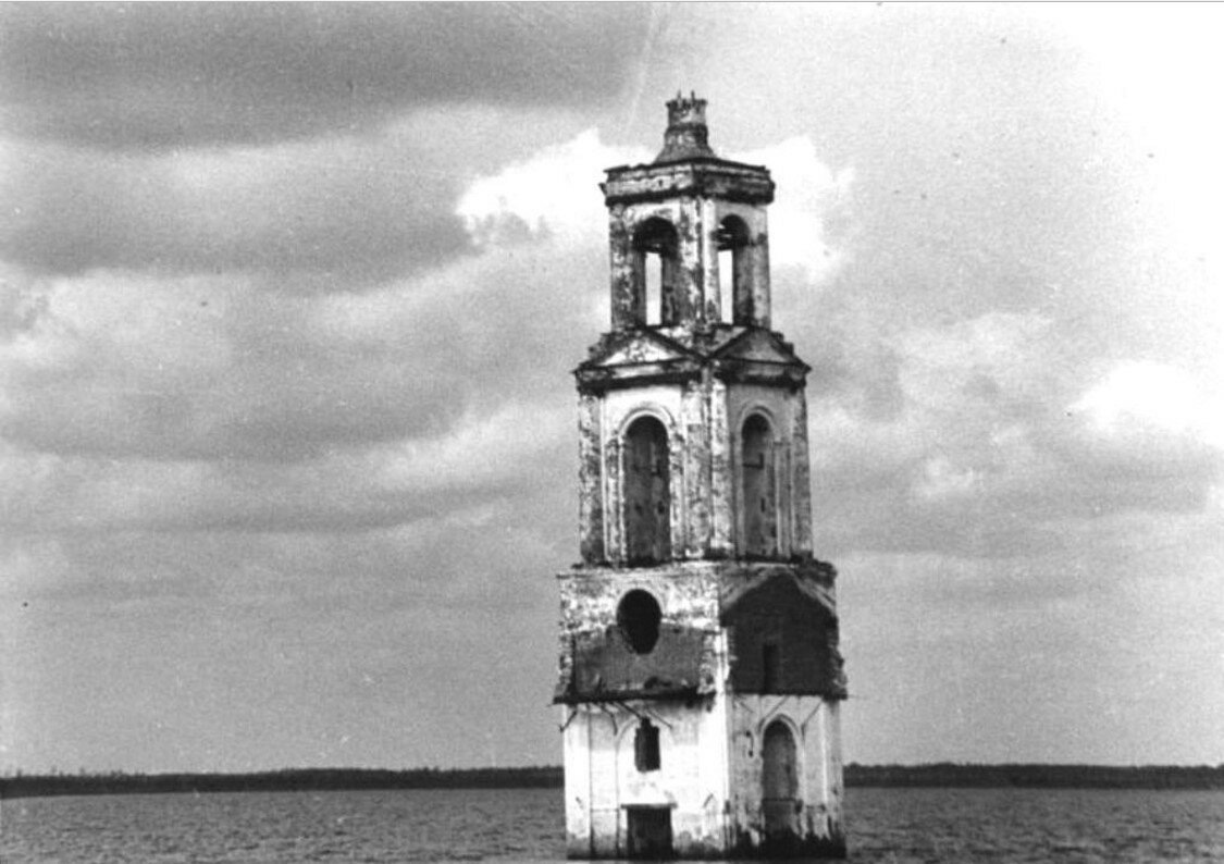 Колокольня церкви Иоанна Златоуста в затопленном селе Роя в Ярославской области. 1961 год