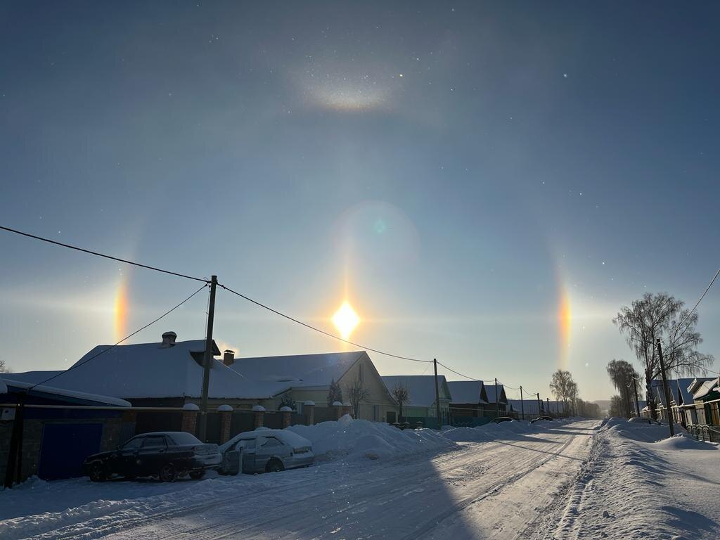 Фото из интернета  - когда вокруг снег выглядит особенно эффектно, впрочем для паргелия и должно быть холодно