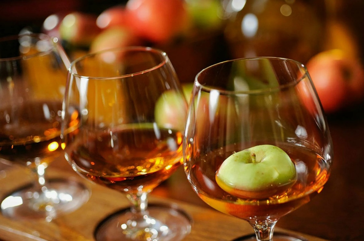 Рассказываем о главных отличиях коньяка от кальвадоса: ингредиенты, в каких бочках, средняя стоимость и какой на вкус