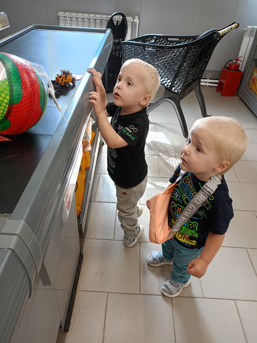 Выложили на ленту товары и ждут, как приличные