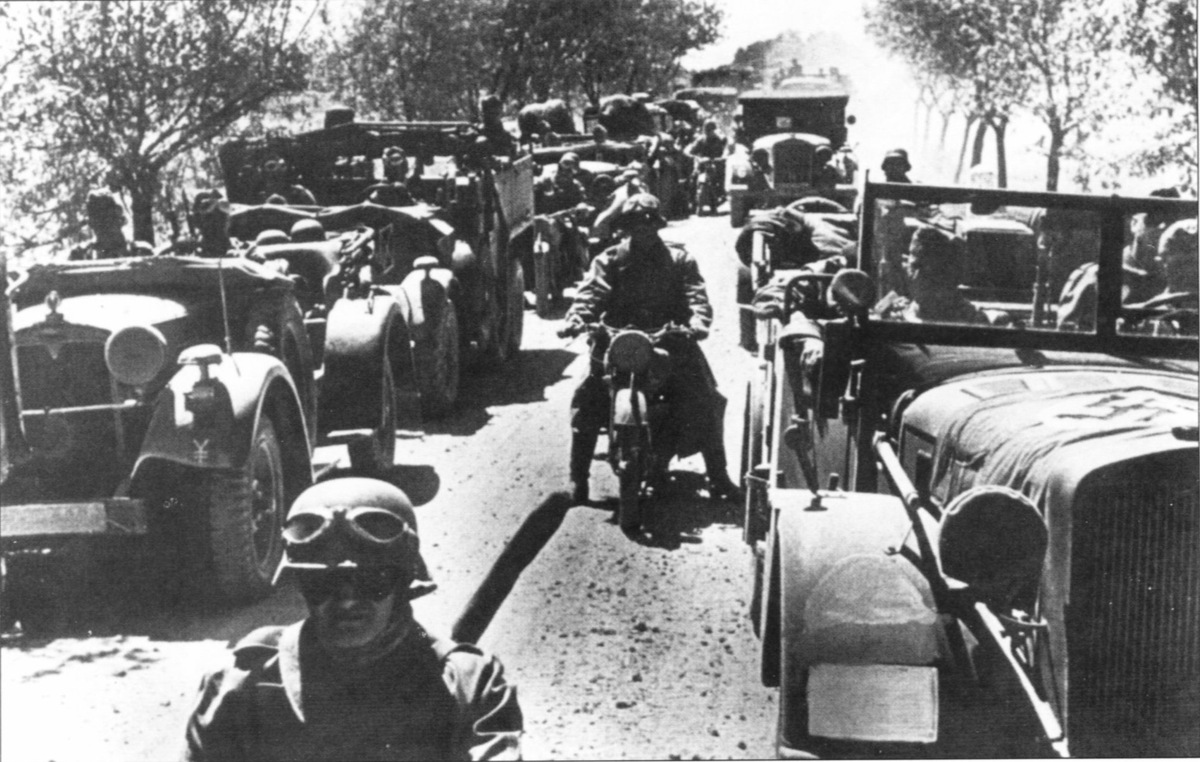 Колонна техники 17-й танковой дивизии вермахта на марше летом 1941-го года.
