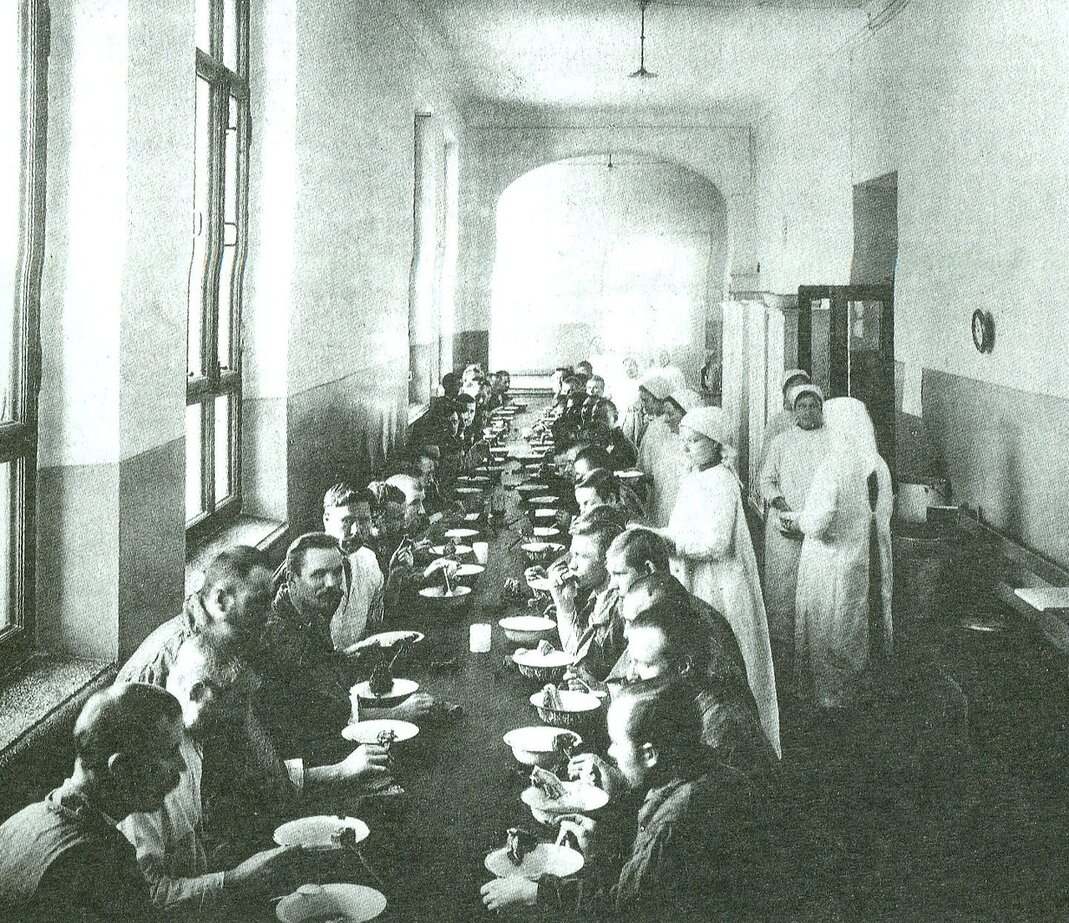 Столовая госпиталя Святой Валентины, располагавшаяся в вестибюле женского училища (ныне IV корпус РЭУ им. Г. В. Плеханова)