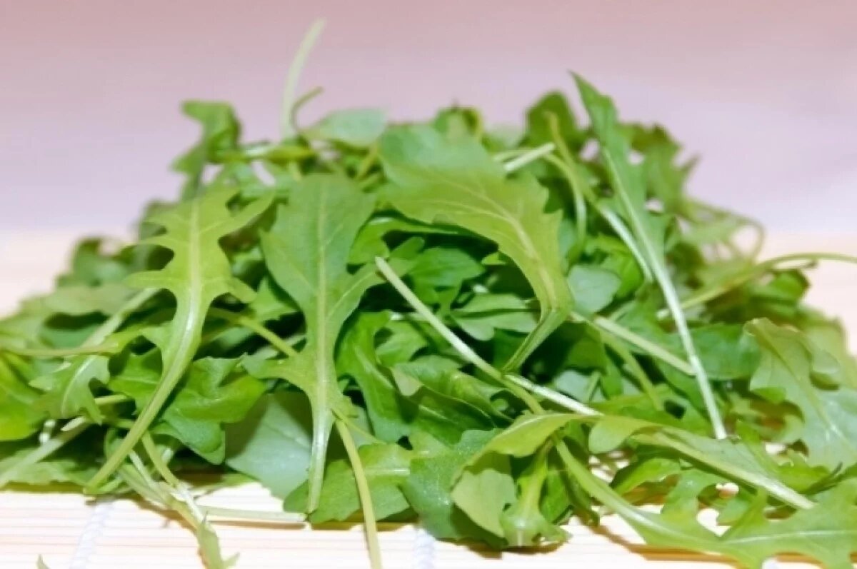    Листья рукколы.