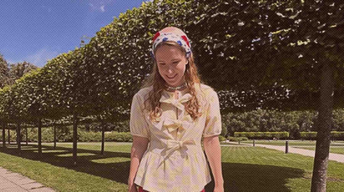    Певица Монеточка