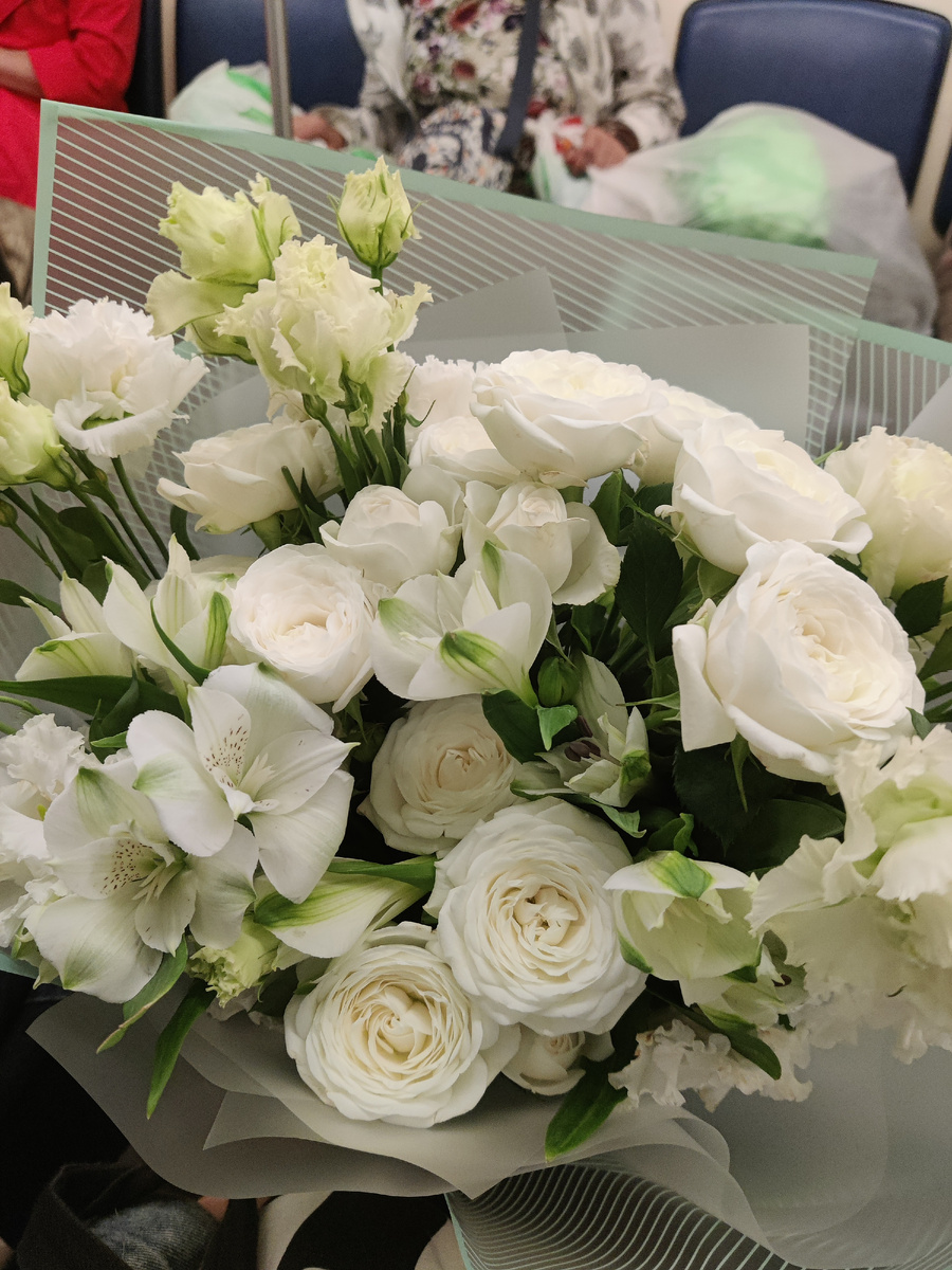 Что-то у меня видимо такой период, когда постоянно какие-то букеты в руках) этот я подарила своей подруге на день рождения 🙆 а ещё очень круто в последнее время без сговора совпадают цвета) это всегда приятно, когда не сговариваясь люди приходят на какое-то мероприятие в одной цветовой гамме, в одном стиле, словно чувствуют друг друга) у вас бывает такое ❓ 