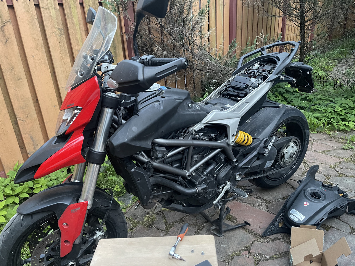 Снимаем весь пластик на Hyperstrada/Hypermotard