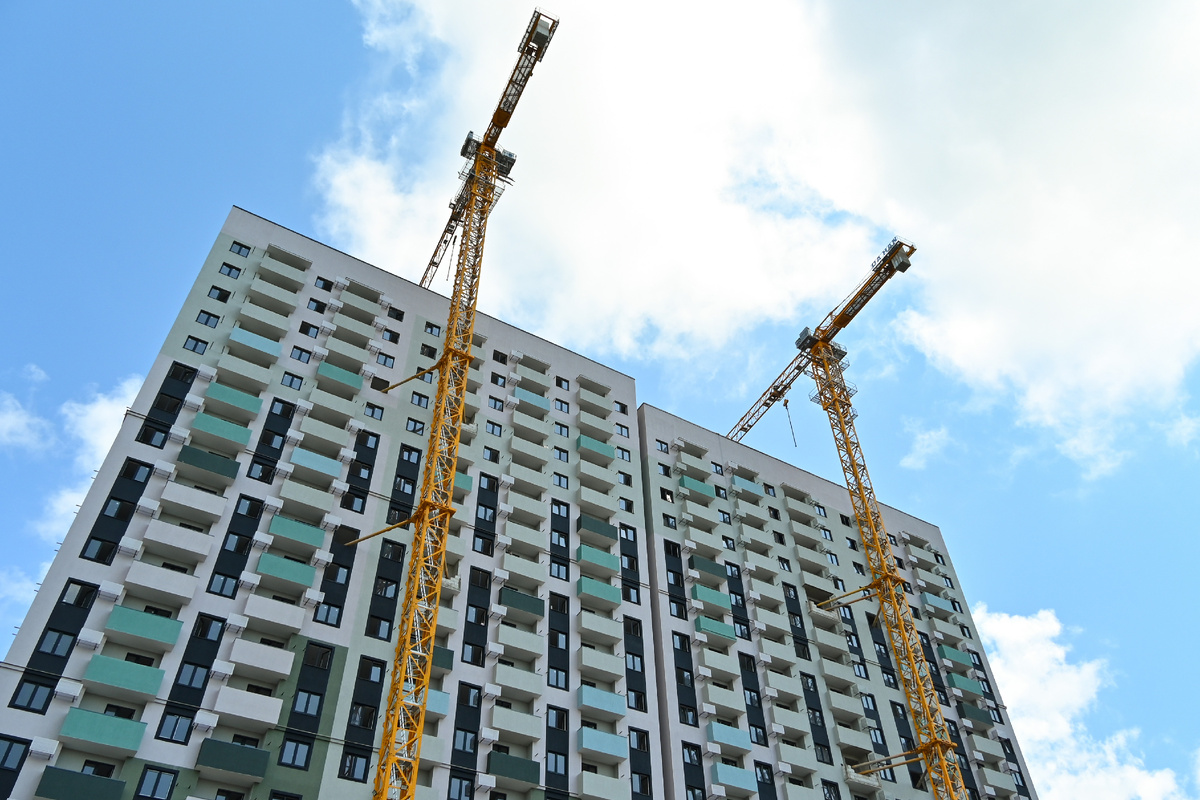 Строительная готовность объекта составляет 84 процента.