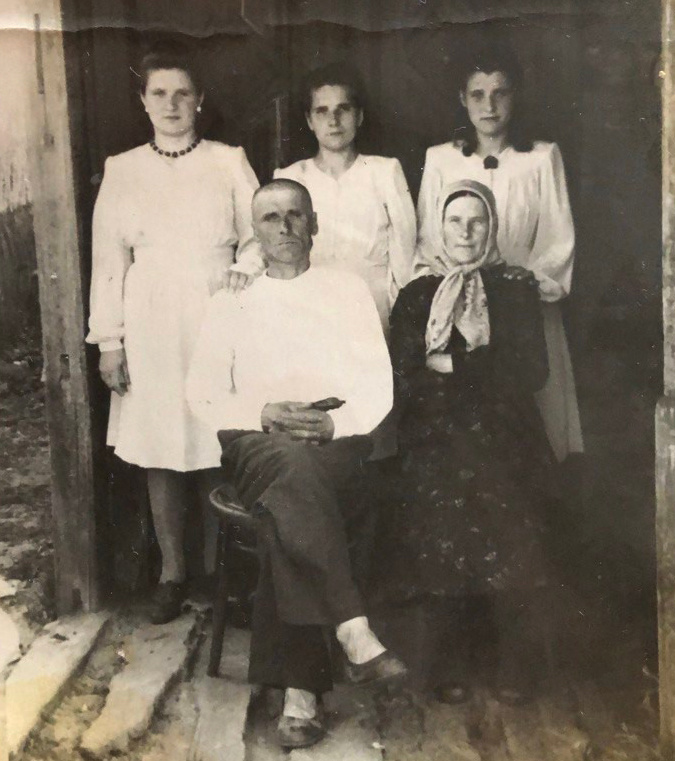 Клавдия Никифоровна Козлова, крайняя слева. На фото с родителями и сестрами начало 1950-х