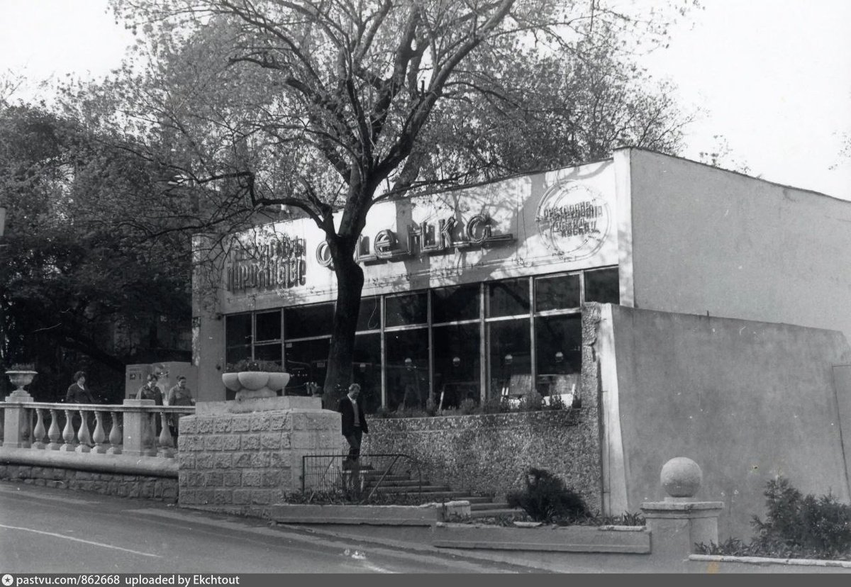 Алёнка - здание по форме напоминает букву "П" 