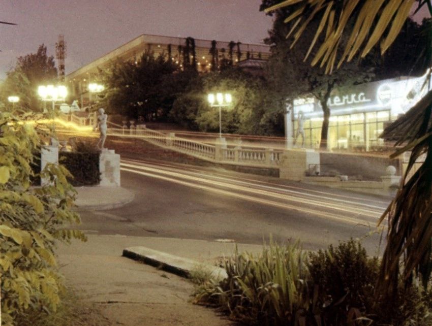 Вид на Курортный Проспект. Справа ресторан Каскад, ниже кондитерская Алёнка 