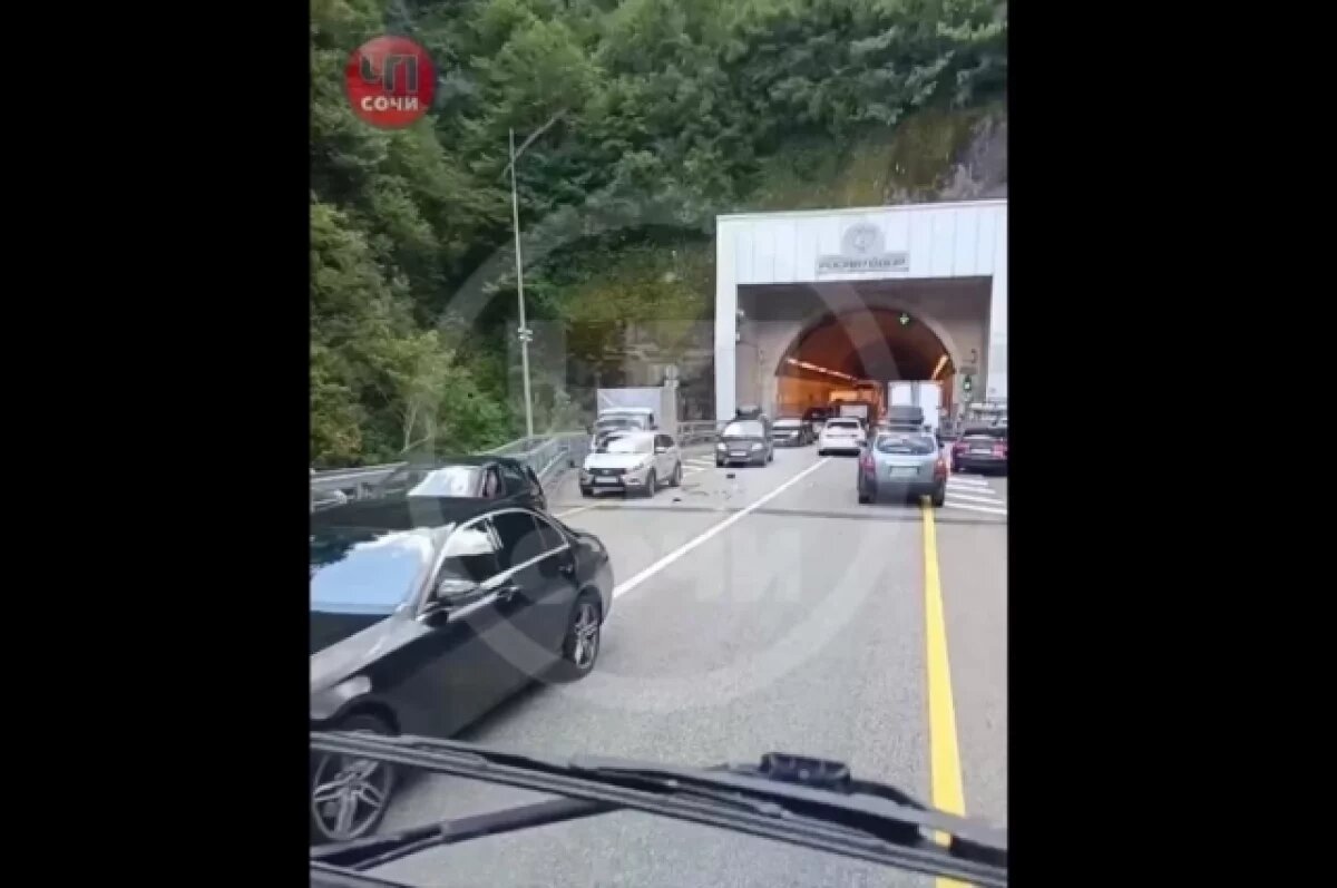    ДТП на Новом Краснополянском шоссе в Сочи парализовало проезд автомобилей