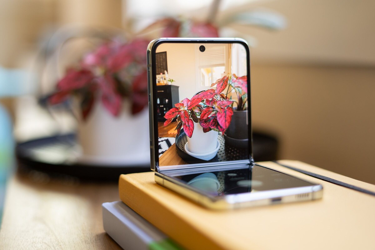 Складной iPhone от Apple может быть похож на Samsung Galaxy Z Flip 5. Фото Эллисон Джонсон / The Verge