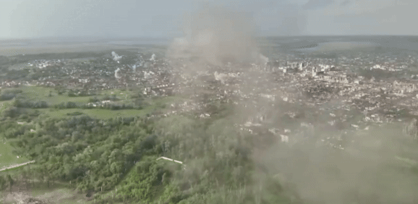 В ВОЛЧАНСКЕ ИДУТ ТЯЖЁЛЫЕ И КРОВОПРОЛИТНЫЕ БОИ. ВИДЕО С ТГ-КАНАЛА "КАЗАЧЬЯ ЛОПАНЬ Z"