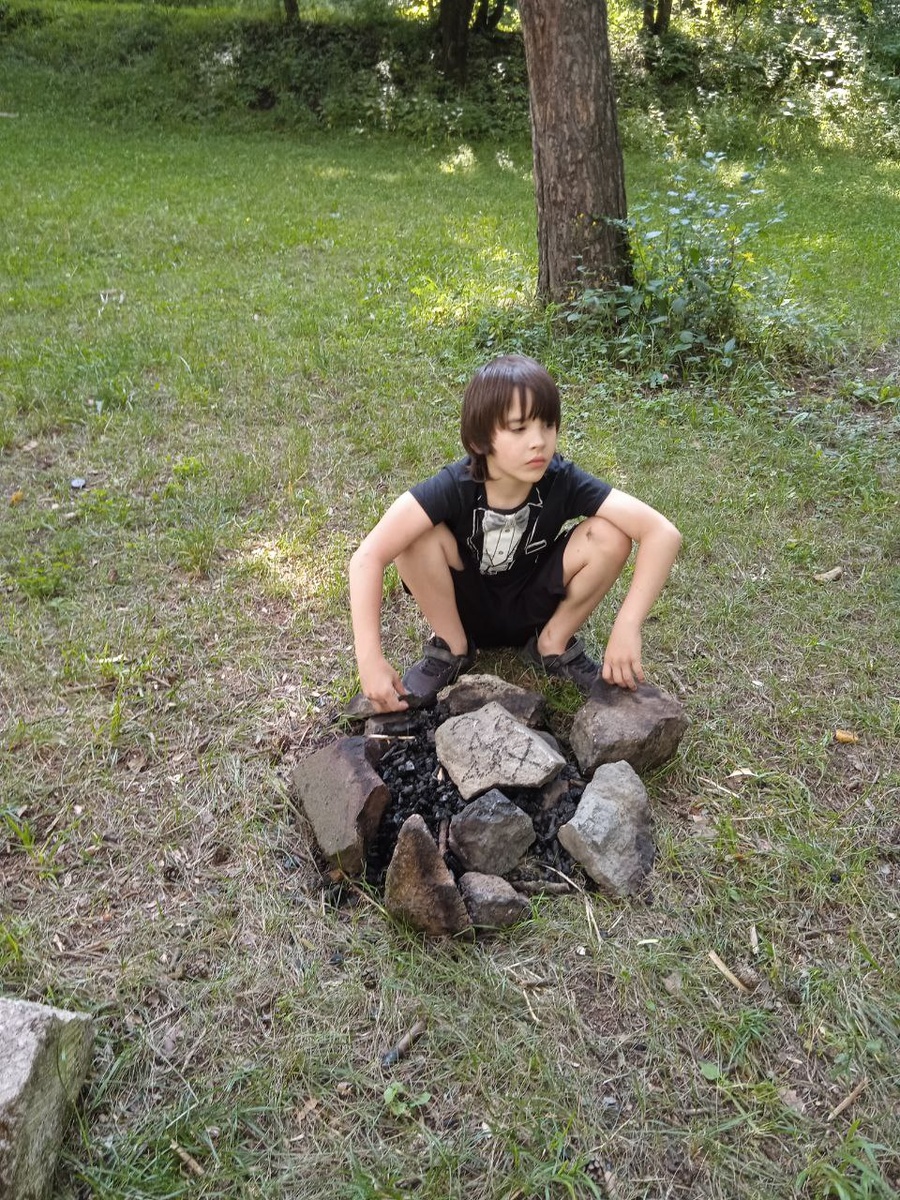 Этот мальчик стал очень много кушать. Нет, не так. Он стал много жрать. Постоянно голодные глаза, постоянно рыщет между кухонным шкафом и холодильником. Растёт, организм требует питательных веществ. На одной картохе, макаронах и яйцах (его основной рацион) далеко не уедешь.