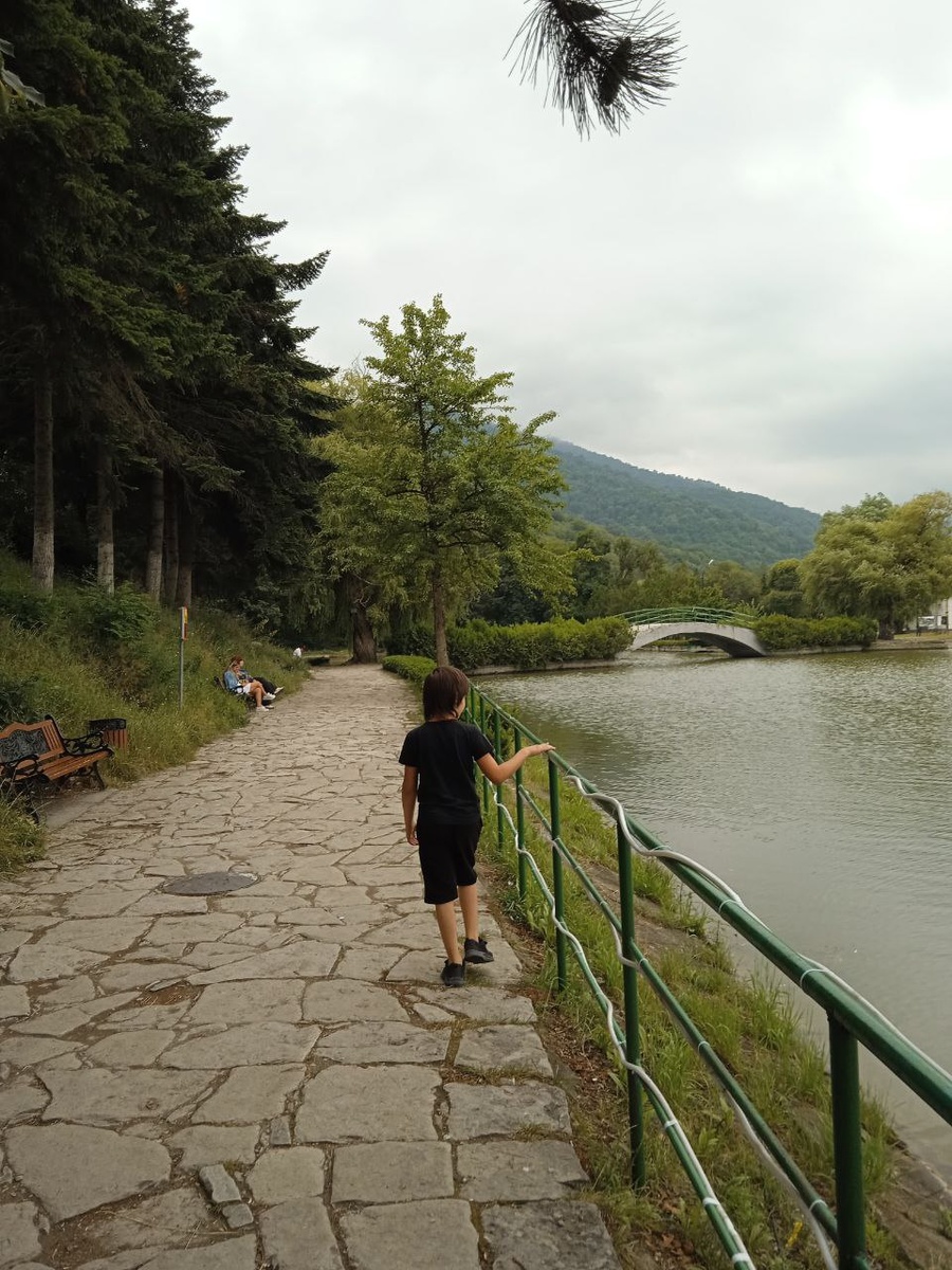 И поскакал дальше.