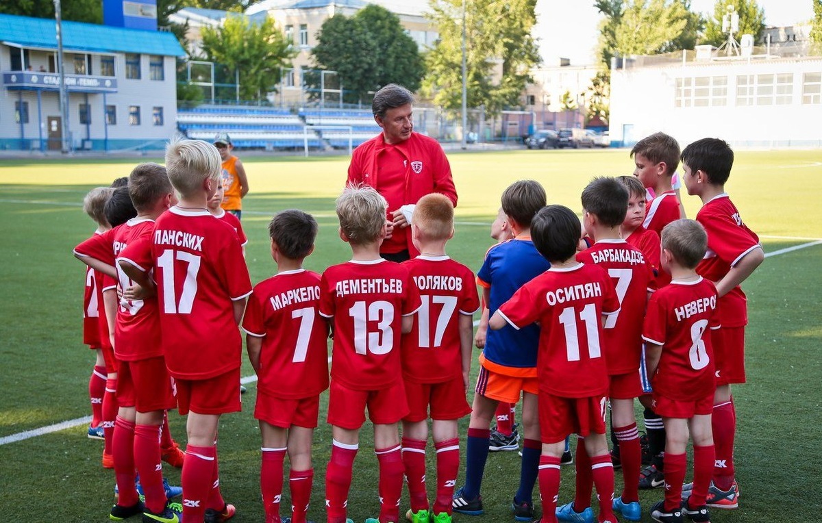 Во времена кризиса нужно уметь использовать свои возможности на максимум.И временная изоляция-хороший повод поднять спорт и интерес внутри страны,отыскивая таланты в каждом ребёнке,что стремится играть в футбол