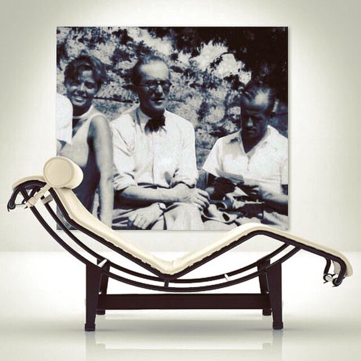 Шезлонг LC4 на фоне портрета его создателей: Ле Корбюзье, Пьера Жаннере и Шарлотты Периан.