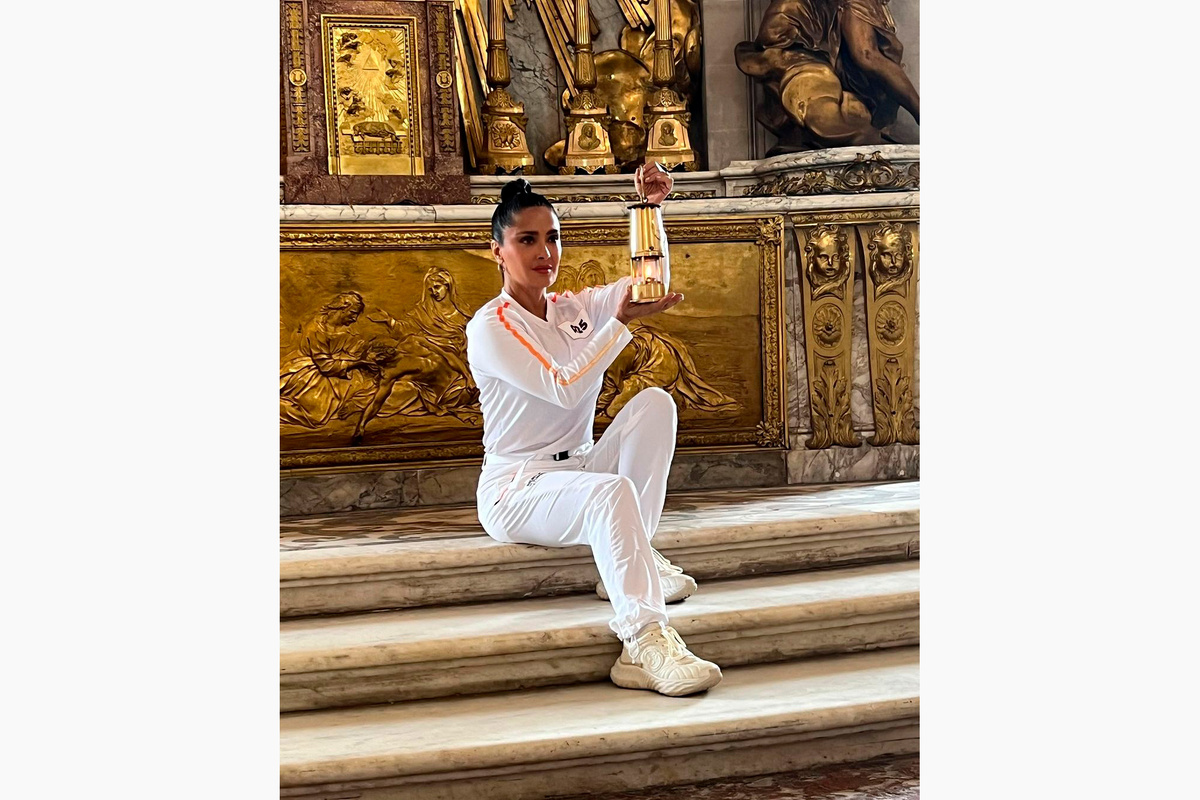 salmahayek / Instagram (входит в корпорацию Meta, признана экстремистской и запрещена в России)📷Сальма Хайек во время эстафеты Олимпийского огня в Париже 23 июля 2024 года, Версаль