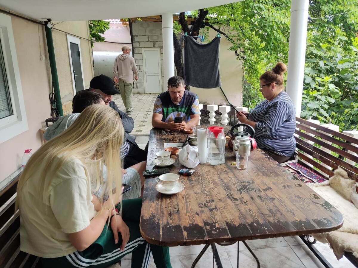 утренний сбор на веранде возле реки