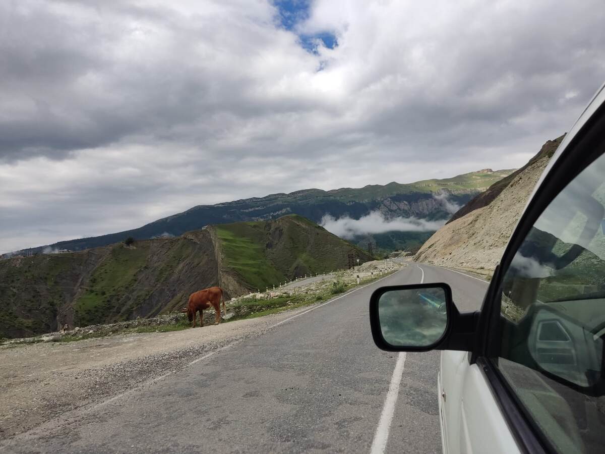 Облака висят над дорогой