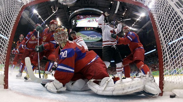 24 февраля 2010 года. Ванкувер. Россия - Канада — 3:7. Вратарь Евгений Набоков пропускает очередную шайбу от хозяев олимпийского турнира. Фото AFP