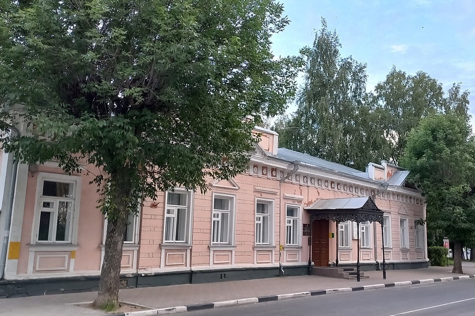    Когда-то в этом здании на улице Свободы располагалась губернаторская резиденция.