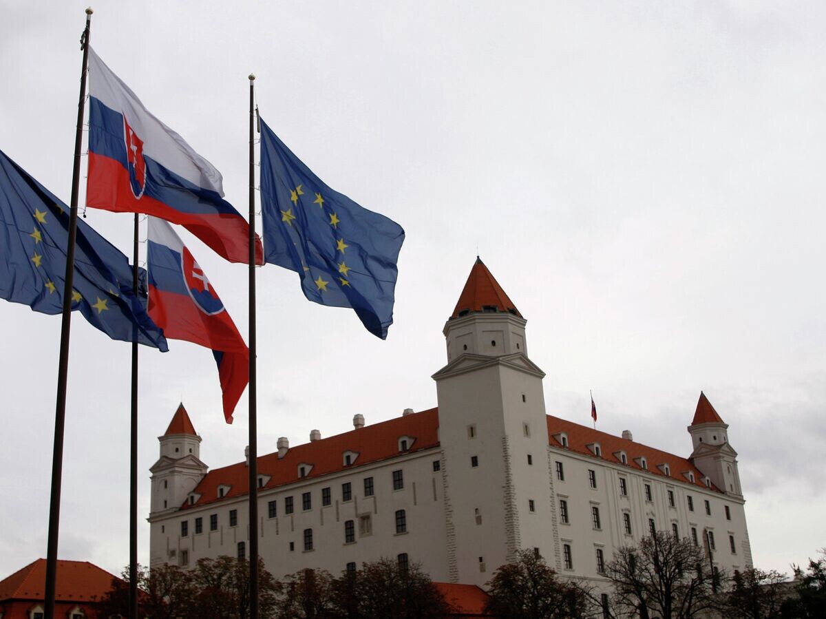    Флаги Словакии и Евросоюза перед зданием парламента в Братиславе© AP Photo / Petr David Josek