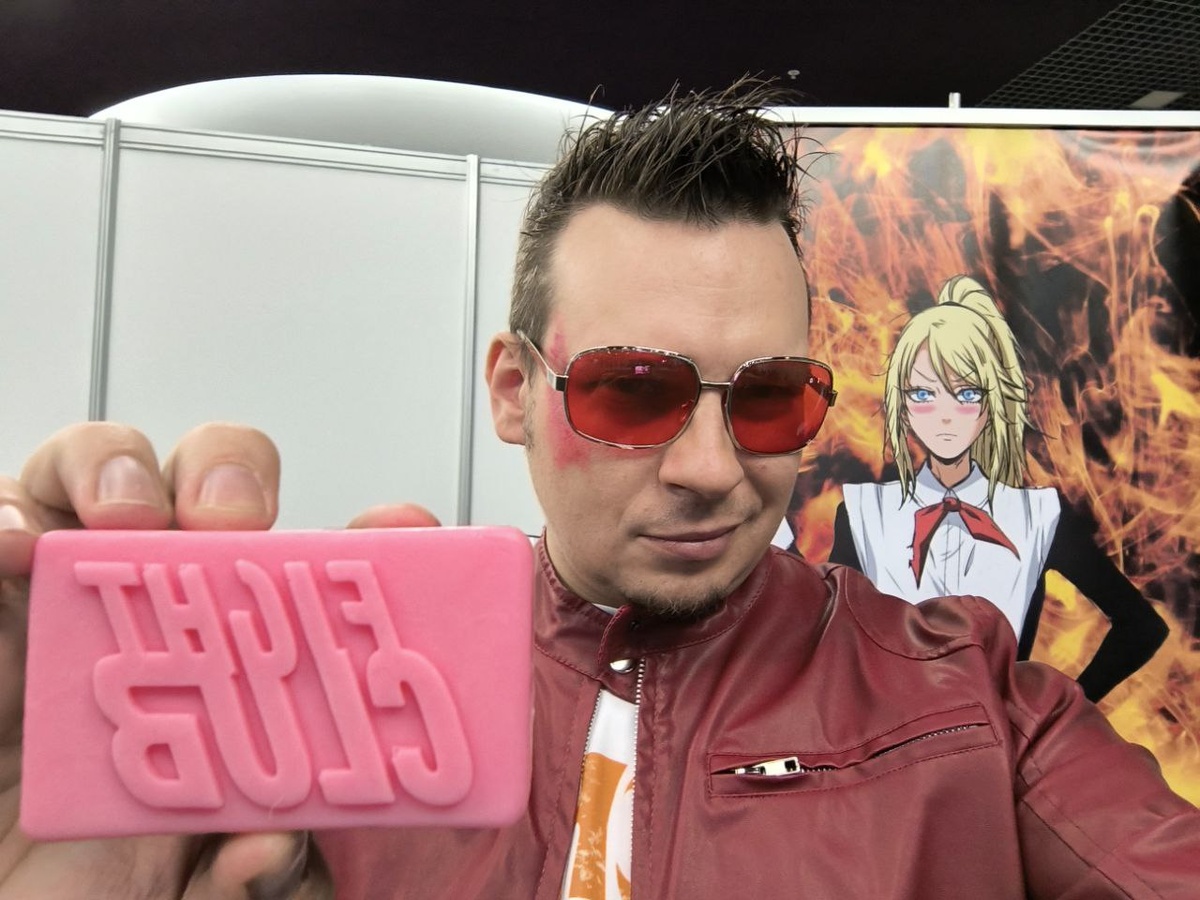 Фото со мной и со стендом, которые удалось отыскать