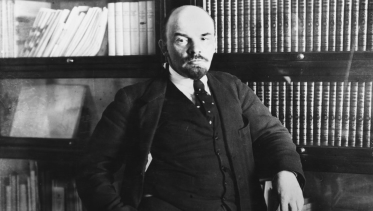 1. Официально день рождения Владимира Ленина — 22 апреля. Однако он родился 10 апреля по старому стилю, а если прибавить нужные 13 дней, получается, что день рождения Ленина по новому стилю — 23 апреля. Один день «убрали», потому что сам Ленин как-то записал свою дату рождения 22 апреля.

2. Ленин был крещеным.

3. За жизнь он использовал около 140 псевдонимов.

4. Мать Ленина родилась в Санкт-Петербурге по адресу Английская набережная, 74.

5. Большинство знает, что настоящая фамилия Владимира Ильича Ленина — Ульянов. А вот почему он стал Лениным, до сих пор нет однозначного ответа. Одна из версия — по названию реки Лена.

6. В детстве Ленину поставили неправильный диагноз — косоглазие на левый глаз. Ильич долгое время думал, что не видит этим глазом, а потом оказалось, что это просто близорукость, вовремя подобранные очки помогли бы исправить ситуацию.

7. Есть теория, что именно из-за плохого зрения появился знаменитый ленинский прищур.

8. Ленин был одним из восьми детей в семье. 

9. В детстве он был бойким и шумным ребенком, играть любил, но игрушки часто ломал.

10. В мемуарах сестры Ильича вспоминали, что маленький Володя иногда жульничал, чтобы победить в какой-нибудь игре.