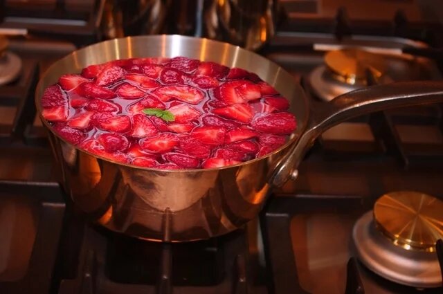    Сколько раз нужно кипятить клубничное варенье?