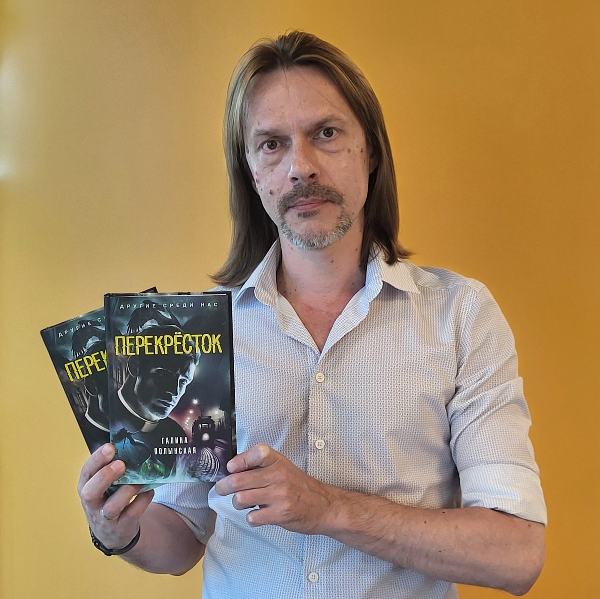 Редактор Алекс де Клемешье с сигнальным экземпляром романа "Перекрёсток" (АСТ, "Жанры", 2024)