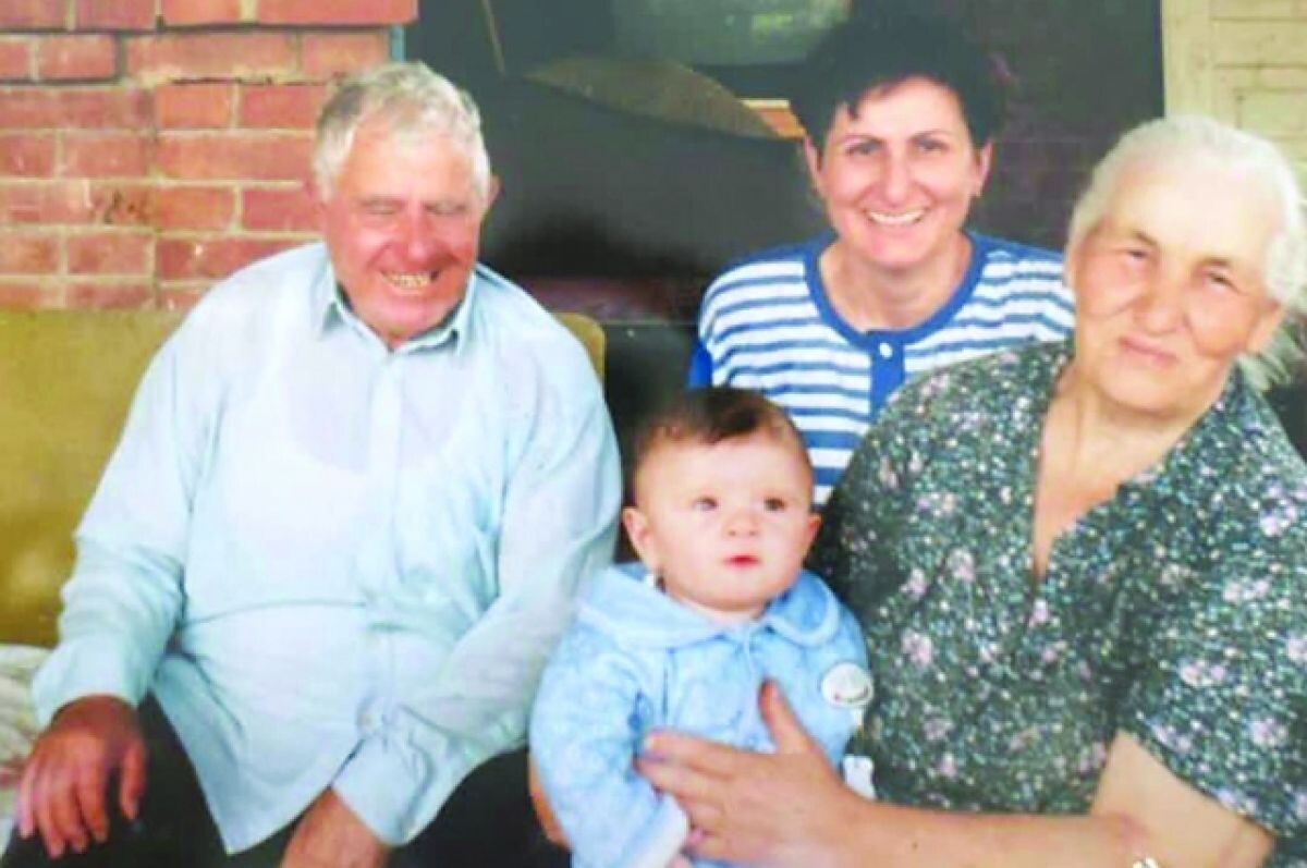 Дедушка с бабушкой Фатимы Шеуджен во дворе собственного дома. С ними дочка Зулима и правнук Алим. / Фатима Шеуджен / Из личного архива