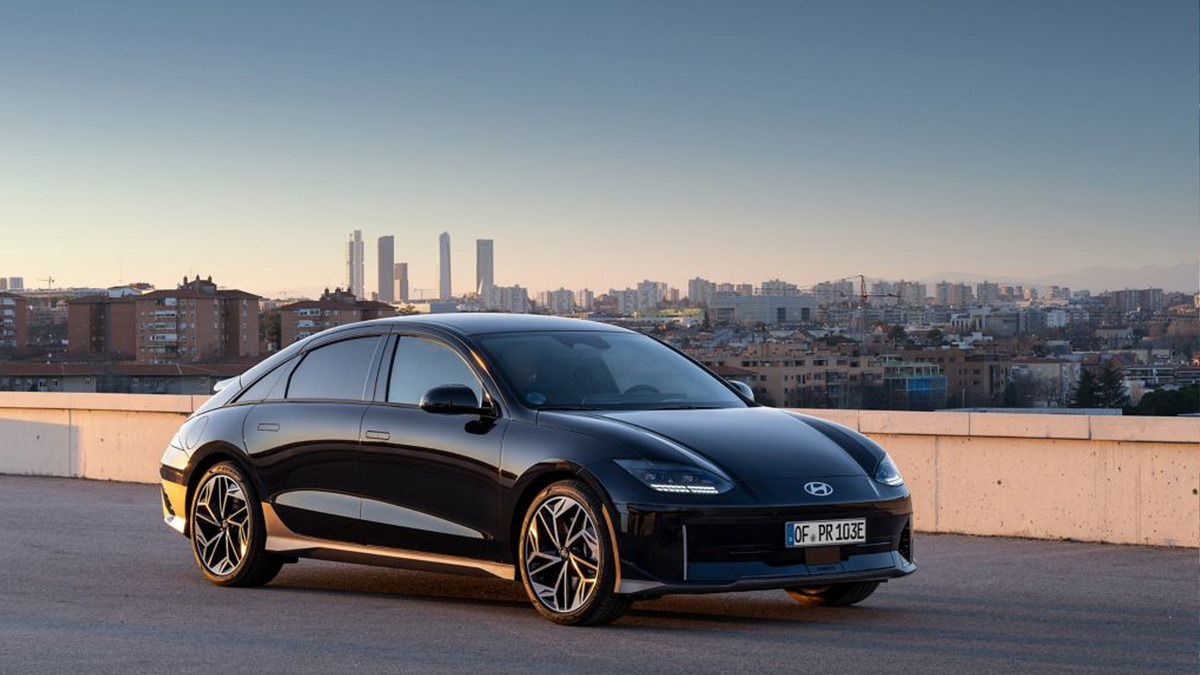 Человек со средним уровнем дохода новый Hyundai Ioniq 6, например, ни за что не купит. Нигде.