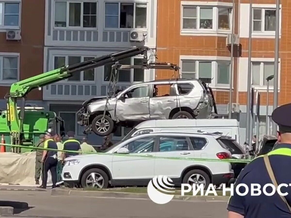    Эвакуация внедорожника, подорванного на севере Москвы© РИА Новости