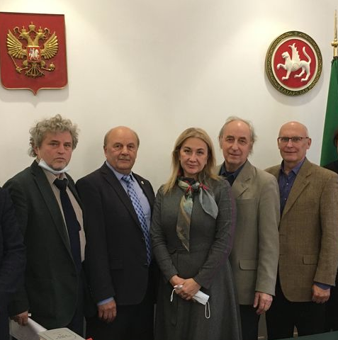 Слева — автор репортажа и  председатель Правления СПР Николай Иванов. Справа — секретари  Правления СПР, поэты Геннадий Иванов и Виктор Кирюшин.