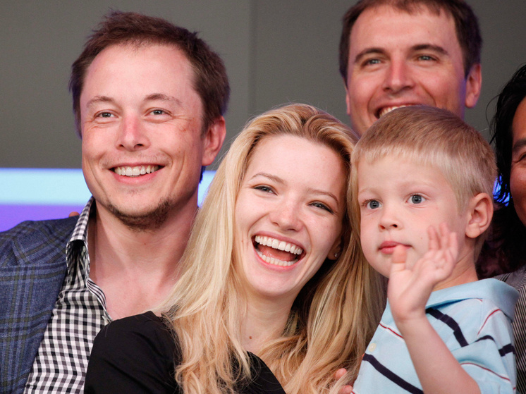 ИЛОН МАСК С ЭКС-СУПРУГОЙ ТАЛУЛА РАЙЛИ И СЫНОМ КСАВЬЕРОМФОТО: AP