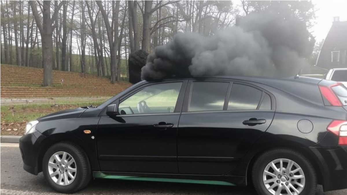 Машина может перегреться из-за неисправного термостата.  Фото: Изображение сгенерировано нейросетью Kandinsky 3.1