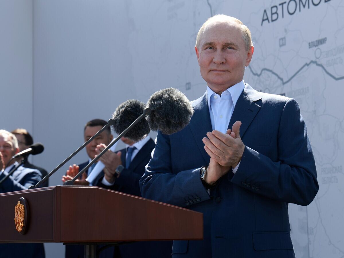    Президент РФ Владимир Путин принимает участие в церемонии открытия северного обхода Твери на 155-м километре трассы М-11 "Нева" и обхода Тольятти© РИА Новости / POOL/Вячеслав Прокофьев