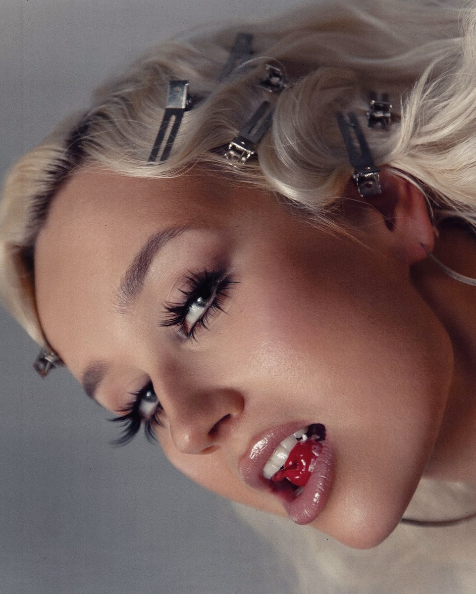 Клаве Коке исполнилось 28 лет, и в честь дня рождения певица выложила фотосет в образе невесты. Снимки получились жаркими и даже сладкими &ndash; в буквальном смысле. Смотри, оценивай! Нравится?-3