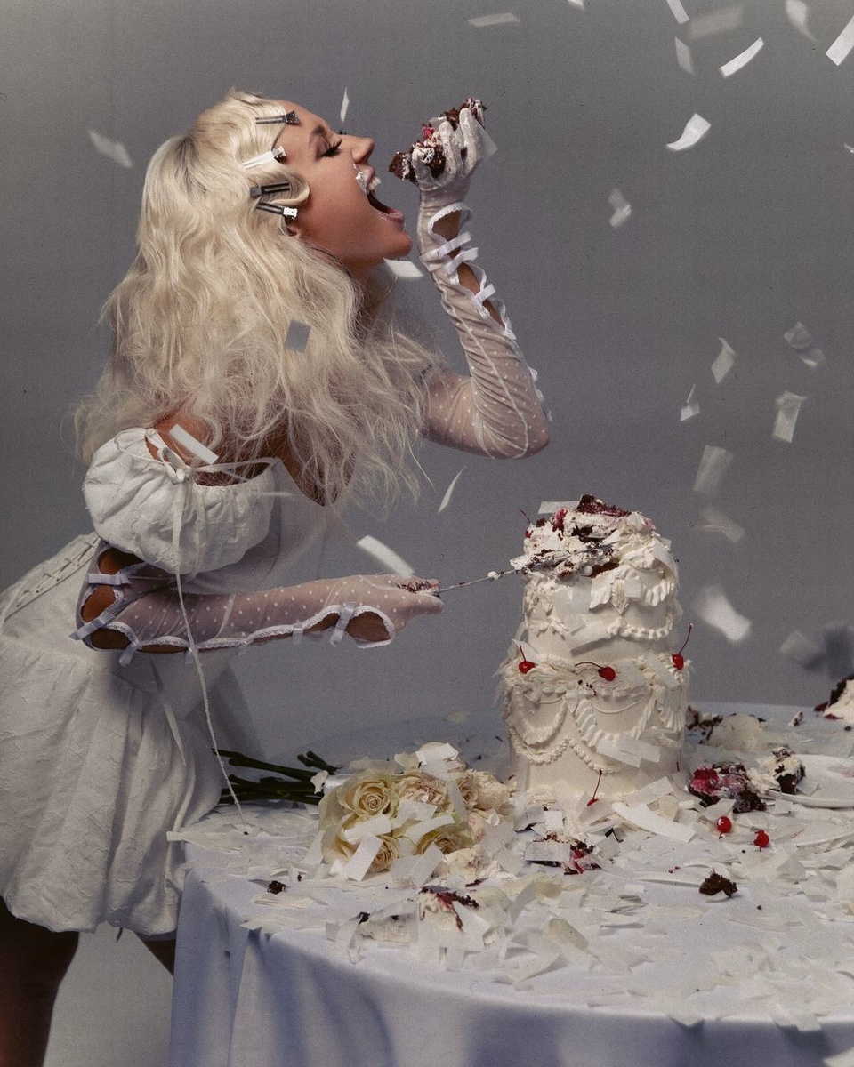 Клаве Коке исполнилось 28 лет, и в честь дня рождения певица выложила фотосет в образе невесты. Снимки получились жаркими и даже сладкими &ndash; в буквальном смысле. Смотри, оценивай! Нравится?-4